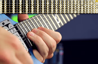 Sfida rock: Youtuber suona una canzone metal usando tutti i tasti della chitarra /Video Sfida rock: Youtuber suona una canzone metal usando tutti i tasti della chitarra /Video