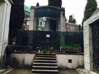 Roma, da Claretta Petacci al patriota Macchi: tombe nel degrado al Verano /Foto Roma, da Claretta Petacci al patriota Macchi: tombe nel degrado al Verano /Foto
