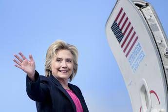 Hillary Clinton 'stregata' da Elena Ferrante: Lettura ipnotica Hillary Clinton 'stregata' da Elena Ferrante: Lettura ipnotica