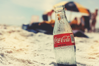 Compleanno Coca-Cola, l'iconica bottiglia di vetro compie 100 anni Compleanno Coca-Cola, l'iconica bottiglia di vetro compie 100 anni