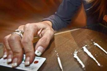 Regala 12 buste di cocaina alla figlia per i suoi 18 anni: Divertiti Regala 12 buste di cocaina alla figlia per i suoi 18 anni: Divertiti