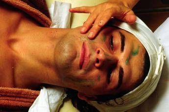 Macho ma con l'antirughe in tasca, dopo il dopobarba gli uomini passano ai cosmetici Macho ma con l'antirughe in tasca, dopo il dopobarba gli uomini passano ai cosmetici