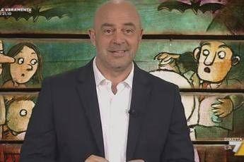 Crozza ricorda Casaleggio: Ora è su iCloud, speriamo che lì ci sia il wi-fi /Video Crozza ricorda Casaleggio: Ora è su iCloud, speriamo che lì ci sia il wi-fi /Video