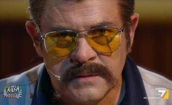 Crozza è Napalm51: Il mondo è marcio, la gente è marcia /Video Crozza è Napalm51: Il mondo è marcio, la gente è marcia /Video