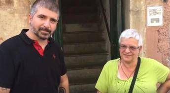 Malata e sgomberata, Campidoglio la alloggia in struttura con famiglie rom: Raggi intervenga Malata e sgomberata, Campidoglio la alloggia in struttura con famiglie rom: Raggi intervenga