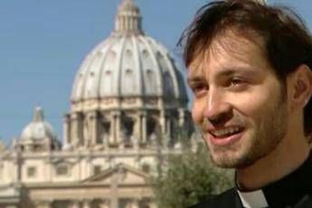 Don Davide Banzato, sacerdote bello, social e 'star' della tv /Foto - Video Don Davide Banzato, sacerdote bello, social e 'star' della tv /Foto - Video