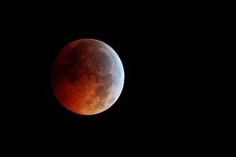 Occhi puntati al cielo, arriva l'eclissi di Luna in penombra Occhi puntati al cielo, arriva l'eclissi di Luna in penombra