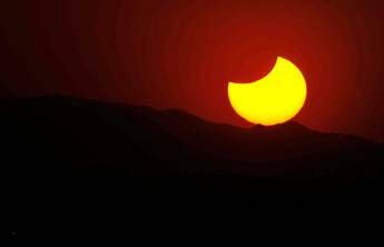 A Tor Vergata l'osservazione diretta dell'eclissi parziale che si vedrà in Italia A Tor Vergata l'osservazione diretta dell'eclissi parziale che si vedrà in Italia