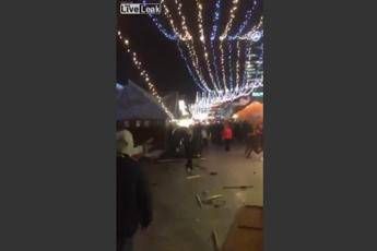 Berlino, tir piomba sulla folla: il Facebook Live del passante Berlino, tir piomba sulla folla: il Facebook Live del passante