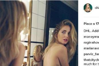 In topless davanti allo specchio, Chiara Ferragni conquista Instagram /Foto In topless davanti allo specchio, Chiara Ferragni conquista Instagram /Foto