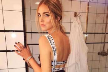 Micro reggiseno e culotte, Chiara Ferragni incanta davanti allo specchio /Foto Micro reggiseno e culotte, Chiara Ferragni incanta davanti allo specchio /Foto