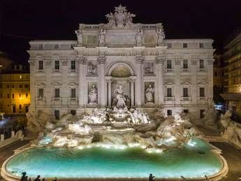 Torna a scorrere l'acqua nella Fontana di Trevi /Video Torna a scorrere l'acqua nella Fontana di Trevi /Video