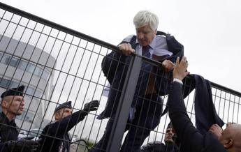 Air France, Hollande condanna assalto: Violenze inaccettabili Air France, Hollande condanna assalto: Violenze inaccettabili