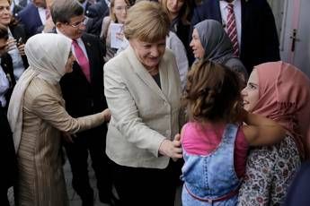 Merkel in campo profughi in Turchia, bimbi siriani l'accolgono con i fiori /Foto Merkel in campo profughi in Turchia, bimbi siriani l'accolgono con i fiori /Foto