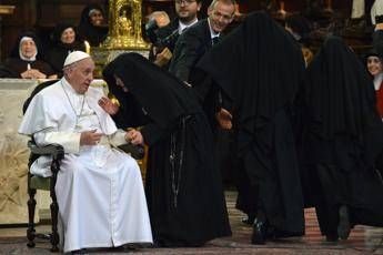 Bergoglio: No a preti e suore affaristi e mondani Bergoglio: No a preti e suore affaristi e mondani