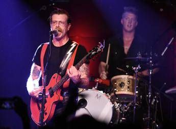 Gli Eagles of Death Metal tornano a Parigi. Tutti dovrebbero avere un'arma Gli Eagles of Death Metal tornano a Parigi. Tutti dovrebbero avere un'arma