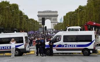 Senza targa e con sei bombole di gas, auto sospetta vicino a Notre Dame de Paris Senza targa e con sei bombole di gas, auto sospetta vicino a Notre Dame de Paris