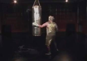 Il performer italiano Franko B torna a esibirsi a Londra Il performer italiano Franko B torna a esibirsi a Londra