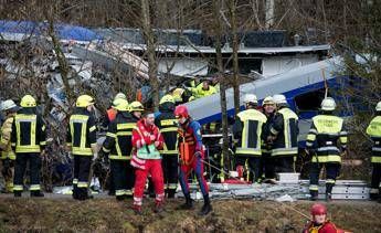 Scontro fra treni in Baviera, 10 morti e 80 feriti. Errore umano /Foto Scontro fra treni in Baviera, 10 morti e 80 feriti. Errore umano /Foto
