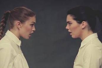 Gigi e Kendall come Marina Abramovic e Ulay, le super top rileggono le performance d'arte /Video Gigi e Kendall come Marina Abramovic e Ulay, le super top rileggono le performance d'arte /Video