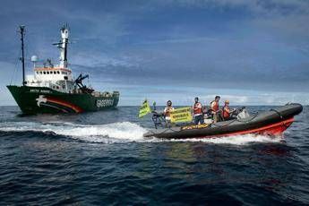 La nave di Greenpeace trattenuta in Spagna dopo la protesta contro le trivellazioni La nave di Greenpeace trattenuta in Spagna dopo la protesta contro le trivellazioni
