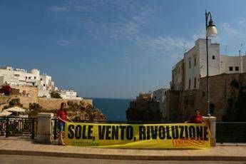 Petrolio, Greenpeace in spiaggia contro trivelle a Polignano /Foto Petrolio, Greenpeace in spiaggia contro trivelle a Polignano /Foto