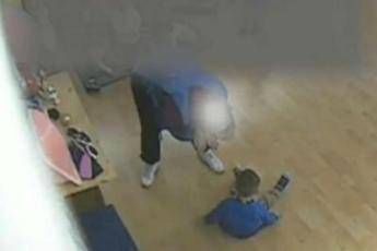 Asilo dell'orrore, bimbi chiusi al buio e picchiati: video choc inchioda le maestre /Guarda Asilo dell'orrore, bimbi chiusi al buio e picchiati: video choc inchioda le maestre /Guarda