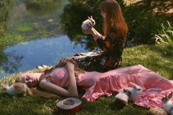 Tigri, serpenti e stampe romantiche: Gucci nel Giardino dell'Eden /Video Tigri, serpenti e stampe romantiche: Gucci nel Giardino dell'Eden /Video