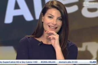Ilaria D'Amico in imbarazzo per i baffi di Buffon /Video Ilaria D'Amico in imbarazzo per i baffi di Buffon /Video