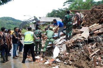 Frane e inondazioni in Indonesia: almeno 19 morti e nove dispersi Frane e inondazioni in Indonesia: almeno 19 morti e nove dispersi