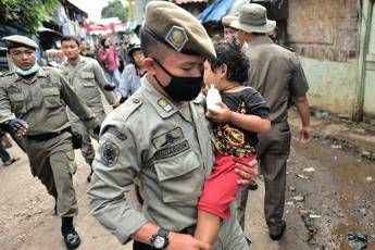 Si risveglia vulcano Barujari, evacuati centinaia di turisti a Lombok Si risveglia vulcano Barujari, evacuati centinaia di turisti a Lombok