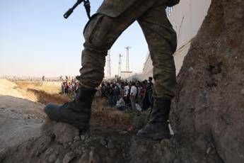 Video choc dell'Is, soldati siriani giustiziati da ragazzini Video choc dell'Is, soldati siriani giustiziati da ragazzini