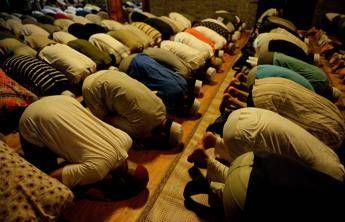 Al via il Ramadan, alla Mecca attesi milioni di fedeli Al via il Ramadan, alla Mecca attesi milioni di fedeli