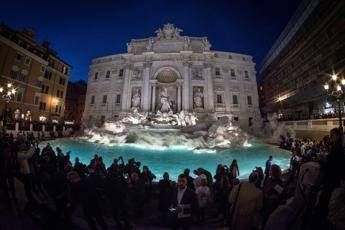 Rome's Trevi Fountain back on after Fendi makeover Rome's Trevi Fountain back on after Fendi makeover
