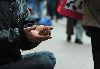 Europa 'ricchi e poveri': 342 miliardari e 123 milioni a rischio povertà Europa 'ricchi e poveri': 342 miliardari e 123 milioni a rischio povertà
