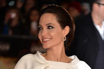 In Italia 150 mila con 'gene Jolie', oncologi chiedono che test sia rimborsabile