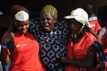Kenya, 147 morti nell'attacco degli al-Shabab al campus di Garissa /Foto Kenya, 147 morti nell'attacco degli al-Shabab al campus di Garissa /Foto