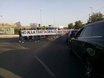 Profughi a Roma nord, i residenti bloccano la Braccianese: auto a singhiozzo e code/Foto Profughi a Roma nord, i residenti bloccano la Braccianese: auto a singhiozzo e code/Foto