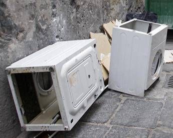 Roma, riparte raccolta rifiuti ingombranti a domicilio Roma, riparte raccolta rifiuti ingombranti a domicilio