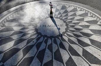 John Lennon, 'gli Strawberry fields' nel Central Park per ricordarlo John Lennon, 'gli Strawberry fields' nel Central Park per ricordarlo