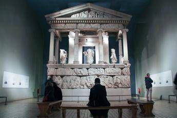 Londra presta all'Hermitage i marmi del Partenone rivendicati dalla Grecia. Rabbia di Atene: Provocazione Londra presta all'Hermitage i marmi del Partenone rivendicati dalla Grecia. Rabbia di Atene: Provocazione