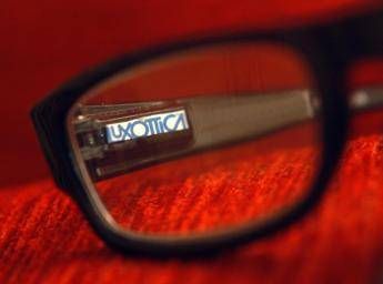 Luxottica, Adil Khan lascia l'incarico e deleghe a Del Vecchio Luxottica, Adil Khan lascia l'incarico e deleghe a Del Vecchio