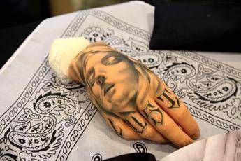 Allarme tatuatori: Circola inchiostro 'killer' super cancerogeno Allarme tatuatori: Circola inchiostro 'killer' super cancerogeno