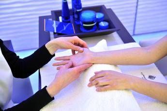 L'ultimo trend? Ringiovanire le mani. Boom di richieste dall'Italia alla Gran Bretagna L'ultimo trend? Ringiovanire le mani. Boom di richieste dall'Italia alla Gran Bretagna