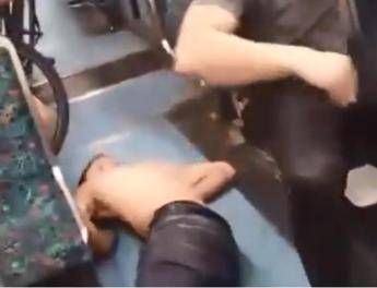 Terrorizza i passeggeri della metro, 'giustiziere' lo blocca con presa da wrestling /Video Terrorizza i passeggeri della metro, 'giustiziere' lo blocca con presa da wrestling /Video