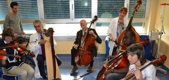 L'orchestra entra in camera dei bimbi malati, progetto di musicoterapia a Milano L'orchestra entra in camera dei bimbi malati, progetto di musicoterapia a Milano