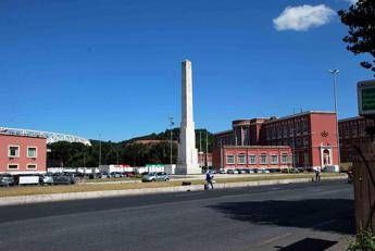 Roma, scoperto 'elogio al fascismo' nascosto sotto obelisco Foro Italico Roma, scoperto 'elogio al fascismo' nascosto sotto obelisco Foro Italico