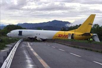 Cargo esce di pista e finisce in strada, paura all'aeroporto di Orio al Serio /Foto Cargo esce di pista e finisce in strada, paura all'aeroporto di Orio al Serio /Foto