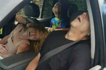 'Ecco cosa fa l'eroina', genitori in overdose davanti al bimbo 'Ecco cosa fa l'eroina', genitori in overdose davanti al bimbo
