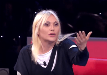 Anna Oxa contro Virginia Raffaele, polemica per uno sketch nello studio di 'Amici' Anna Oxa contro Virginia Raffaele, polemica per uno sketch nello studio di 'Amici'